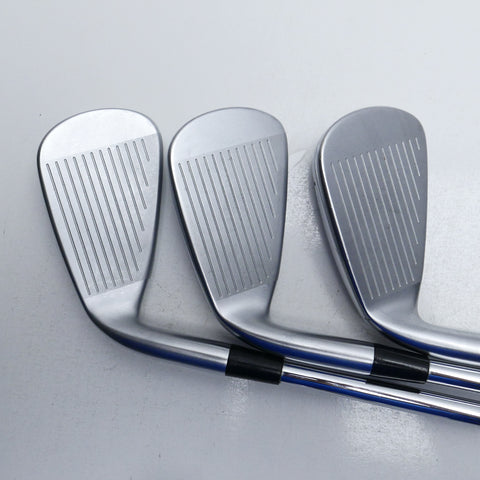 Used Mizuno JPX 925 Hot Metal Iron Set / 5 - PW / X-Stiff Flex